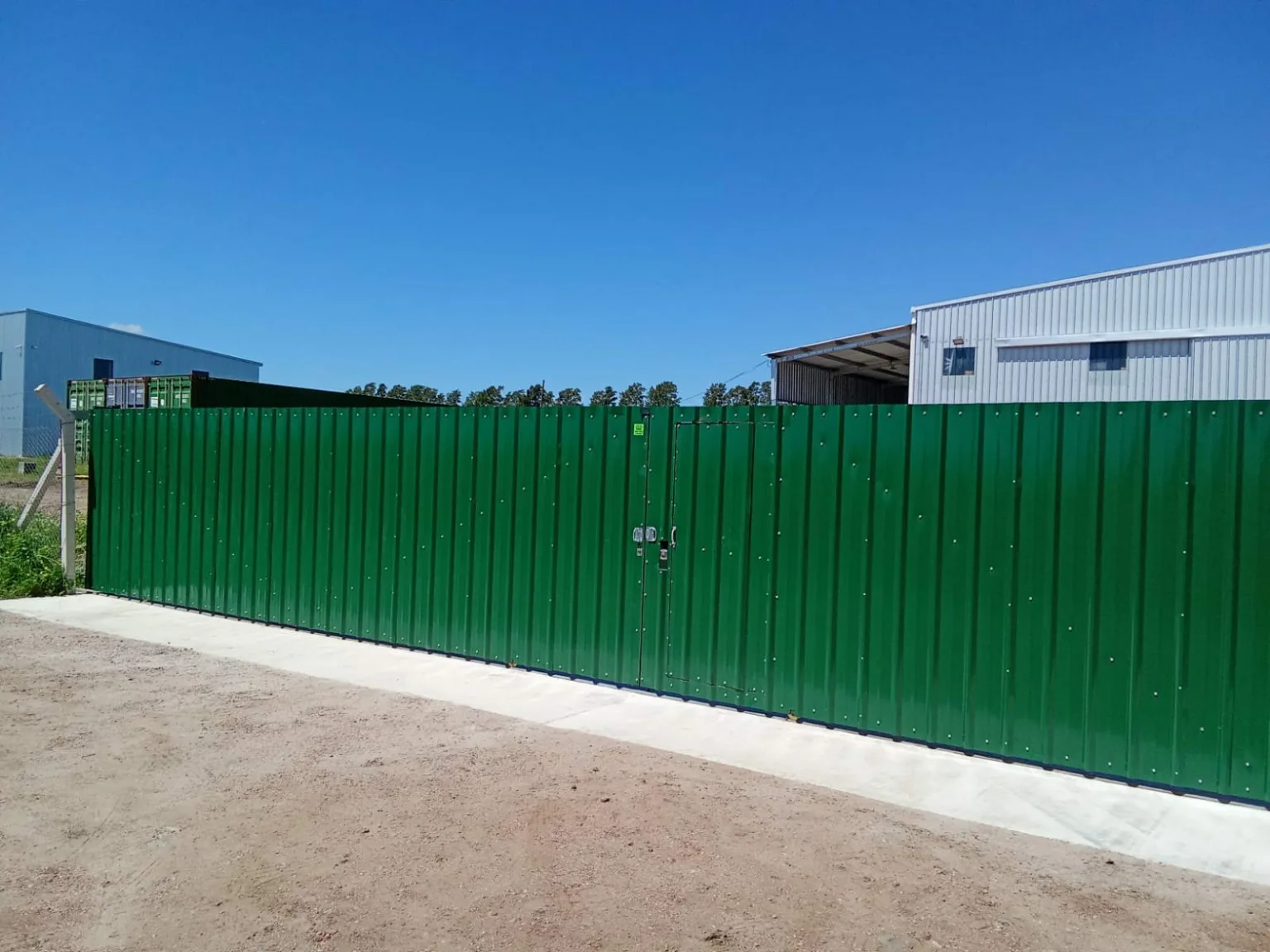 Portón metálico verde de gran porte