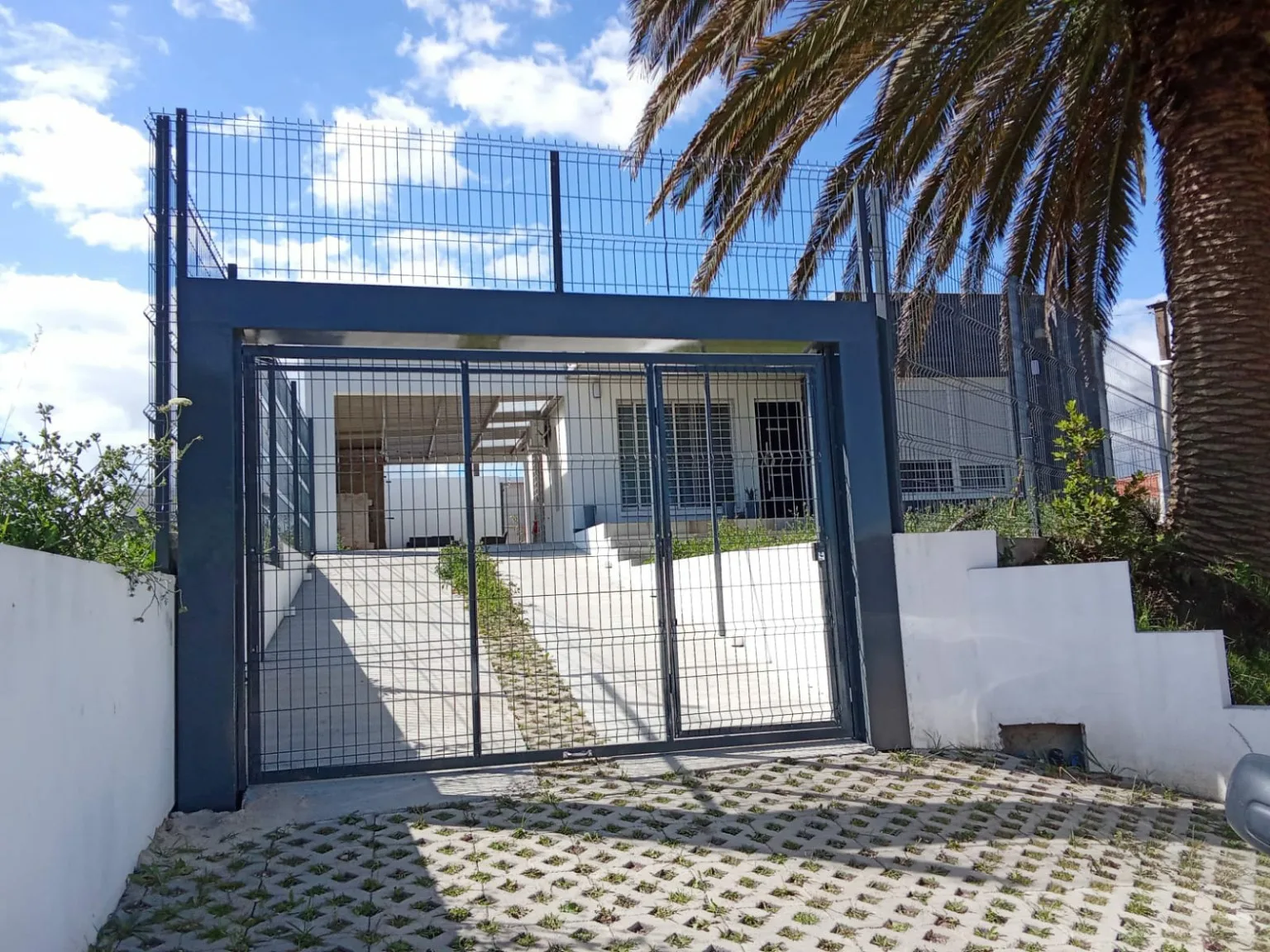Portón metálico de acceso residencial