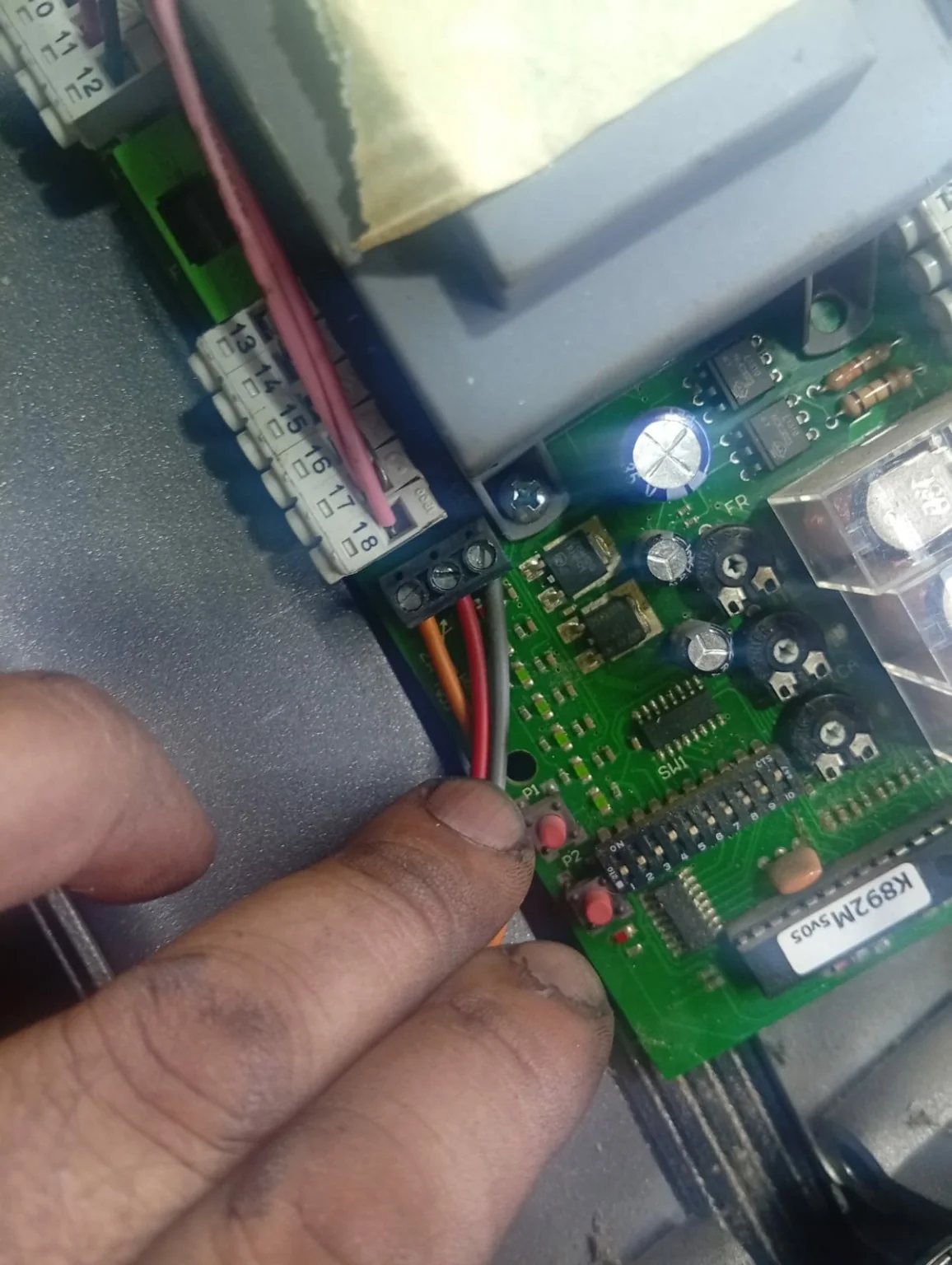 Técnico ajustando una placa de comando