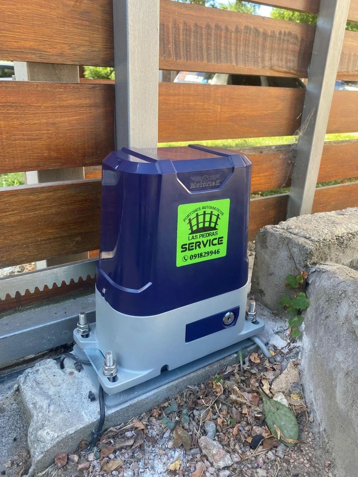 Motor de portón automático instalado por Portones Automáticos Las Piedras